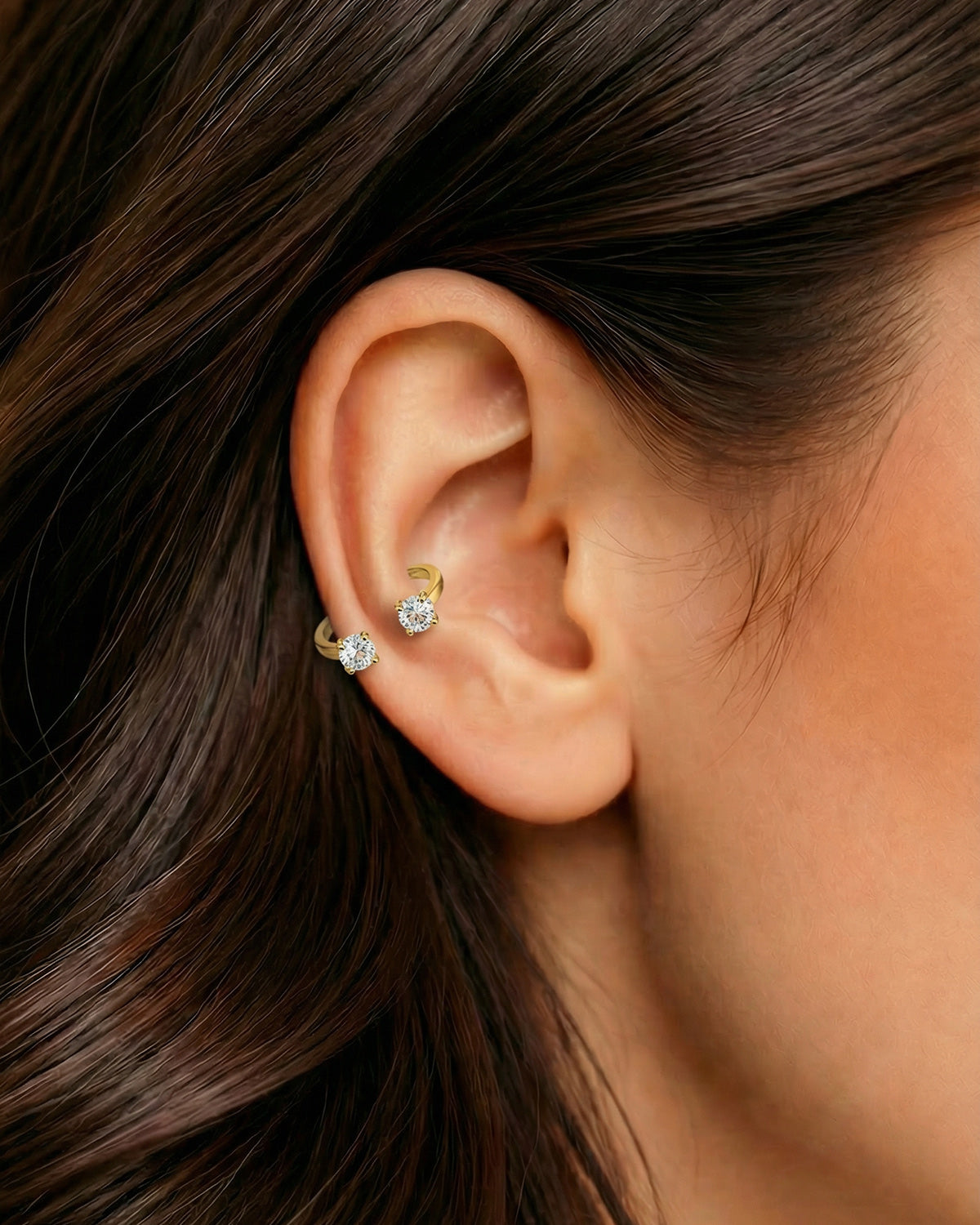 Altın renkli 10 mm çift tektaş yarım halka piercingin helix ve kıkırdakta duruşu.