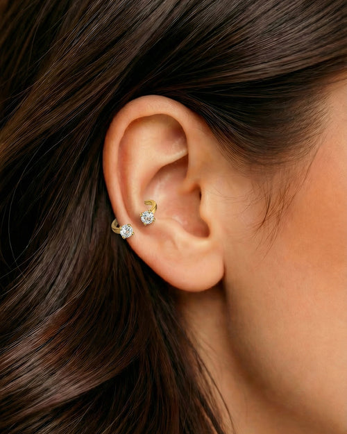 Altın renkli 10 mm çift tektaş yarım halka piercingin helix ve kıkırdakta duruşu.