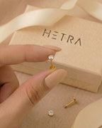 Altın renkli 316L cerrahi çelik 6 mm tektaş flatback tragus piercing tasarımın elde duruşu.