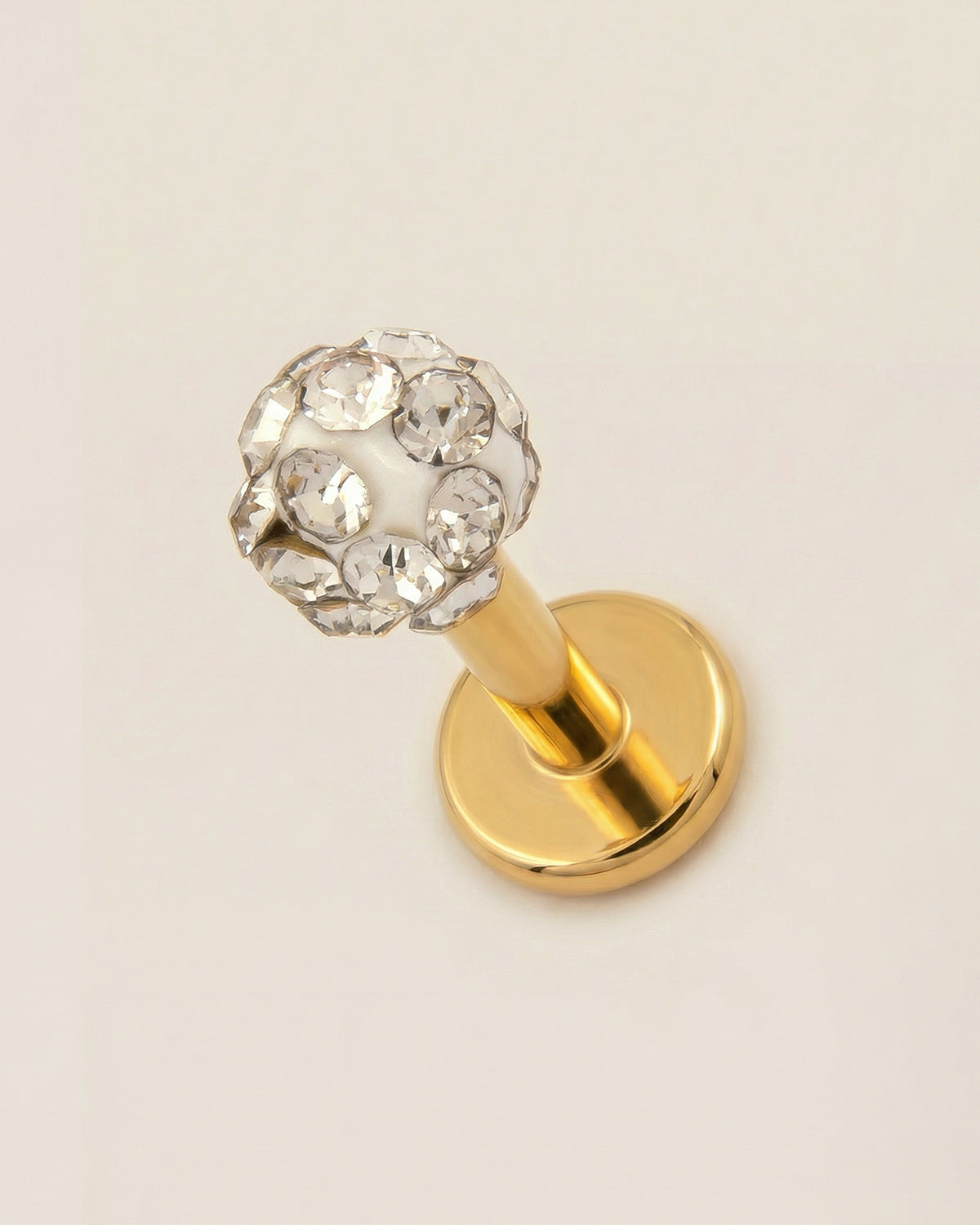 Altın renkli 316L cerrahi çelik 6 mm toplu flatback tragus piercing tasarımı.