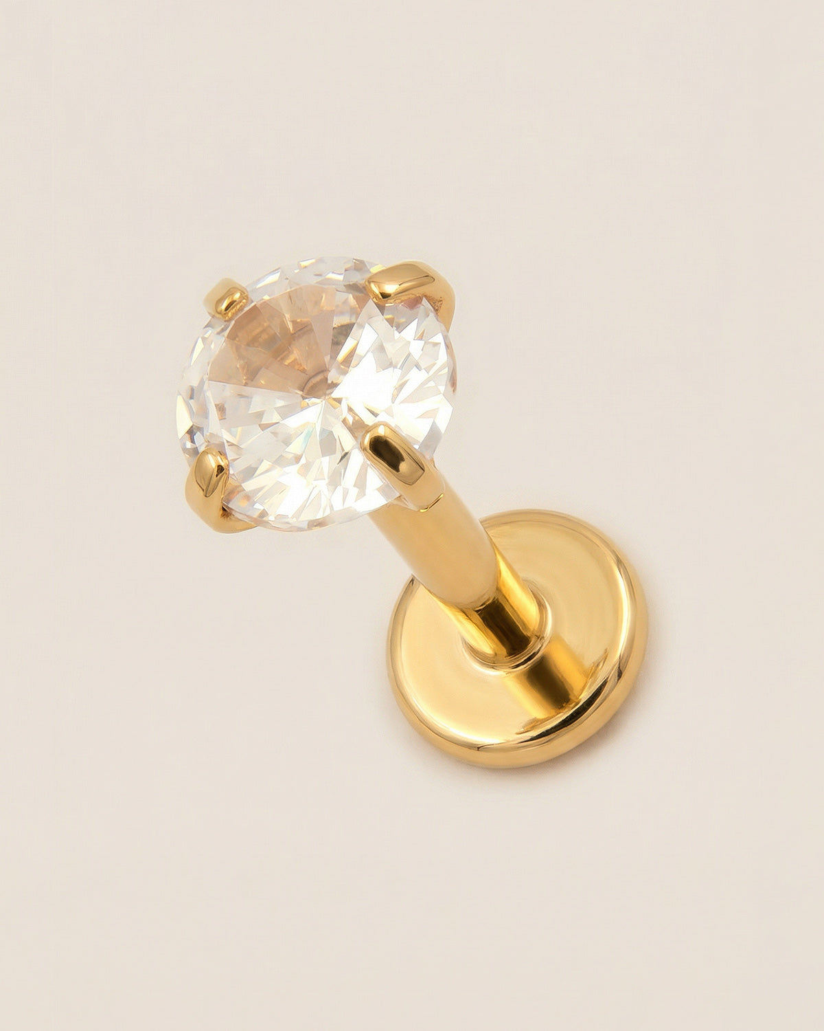 Altın renkli 316L cerrahi çelik 6 mm zirkon taşlı flatback tragus piercing tasarımı.