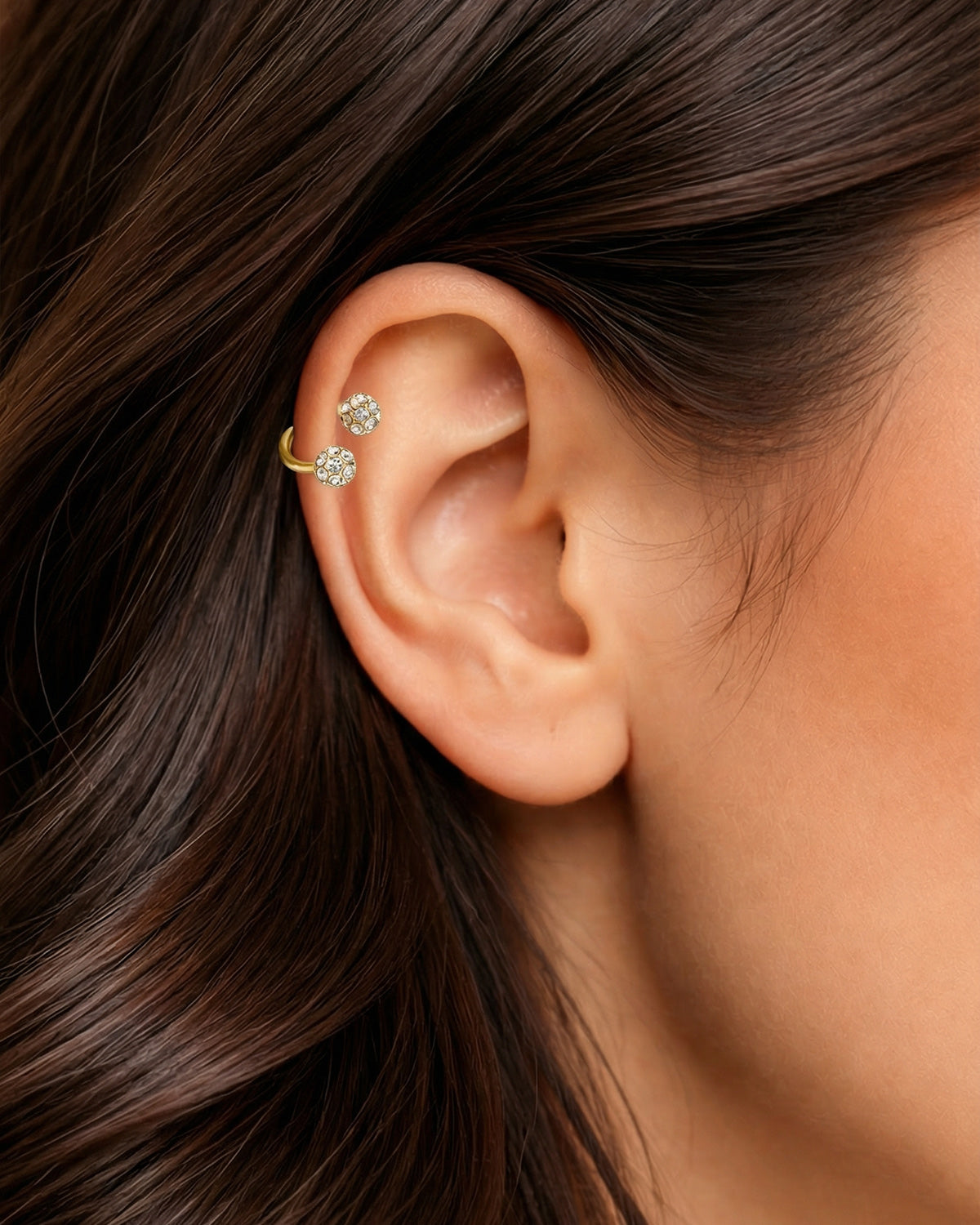 Altın renkli 6 mm zirkon taşlı yarım halka piercingin helix ve kıkırdakta duruşu.