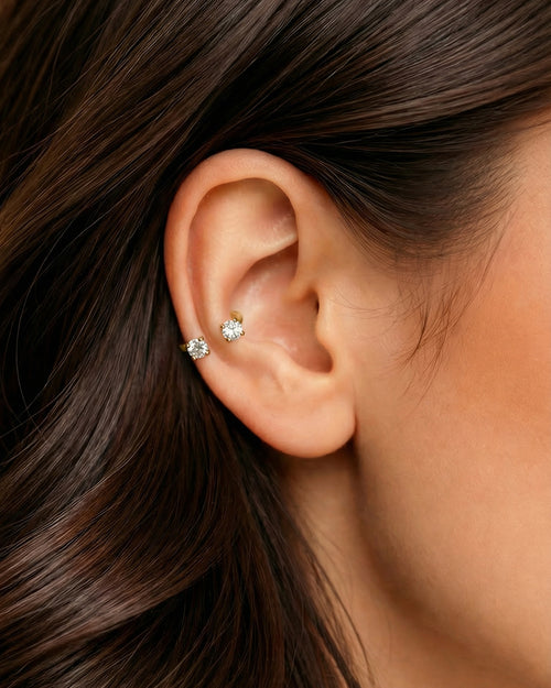 Altın renkli 8 mm çift tektaş yarım halka piercingin helix ve kıkırdakta duruşu.
