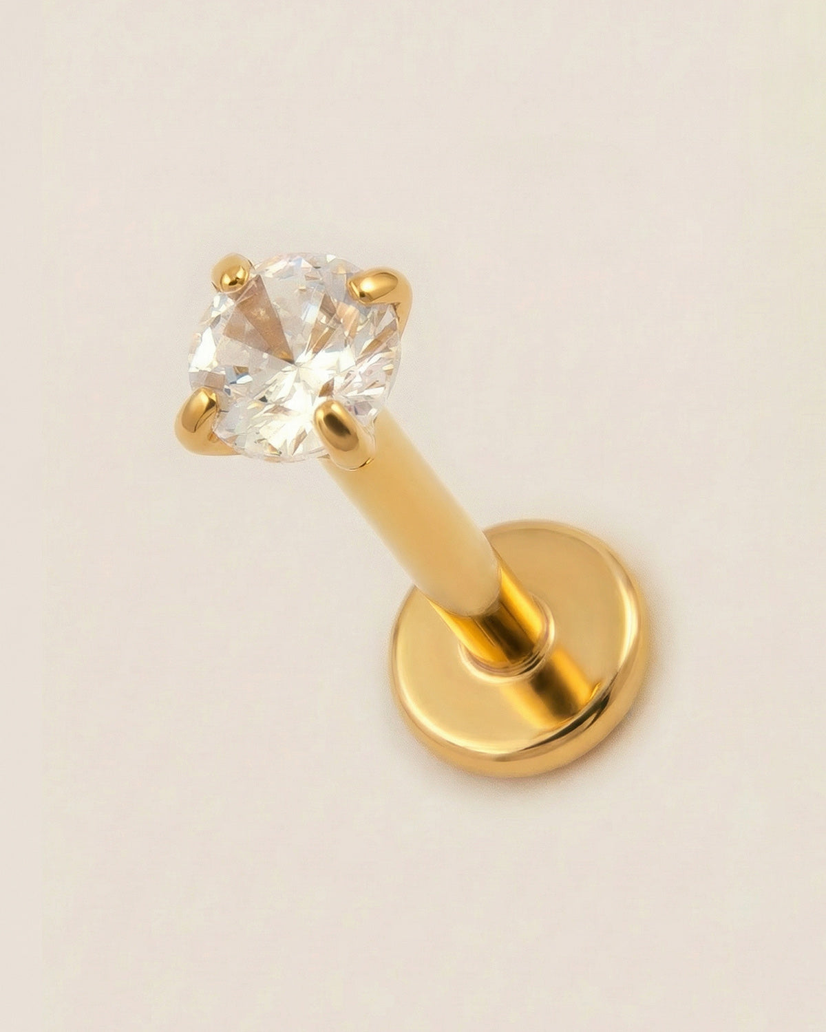 Altın renkli 316L cerrahi çelik 8 mm tektaş flatback tragus piercing tasarımı.
