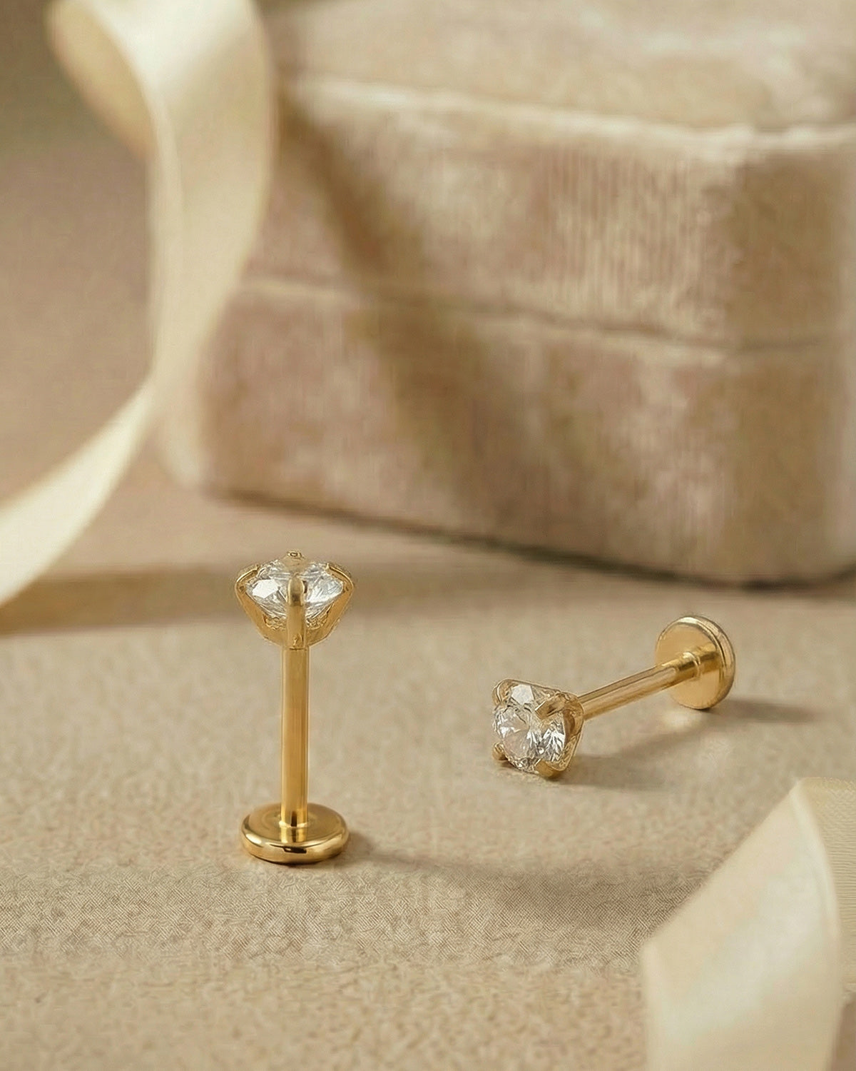 Işıltılı tektaş detaylı altın renkli cerrahi çelik piercing koleksiyonu.