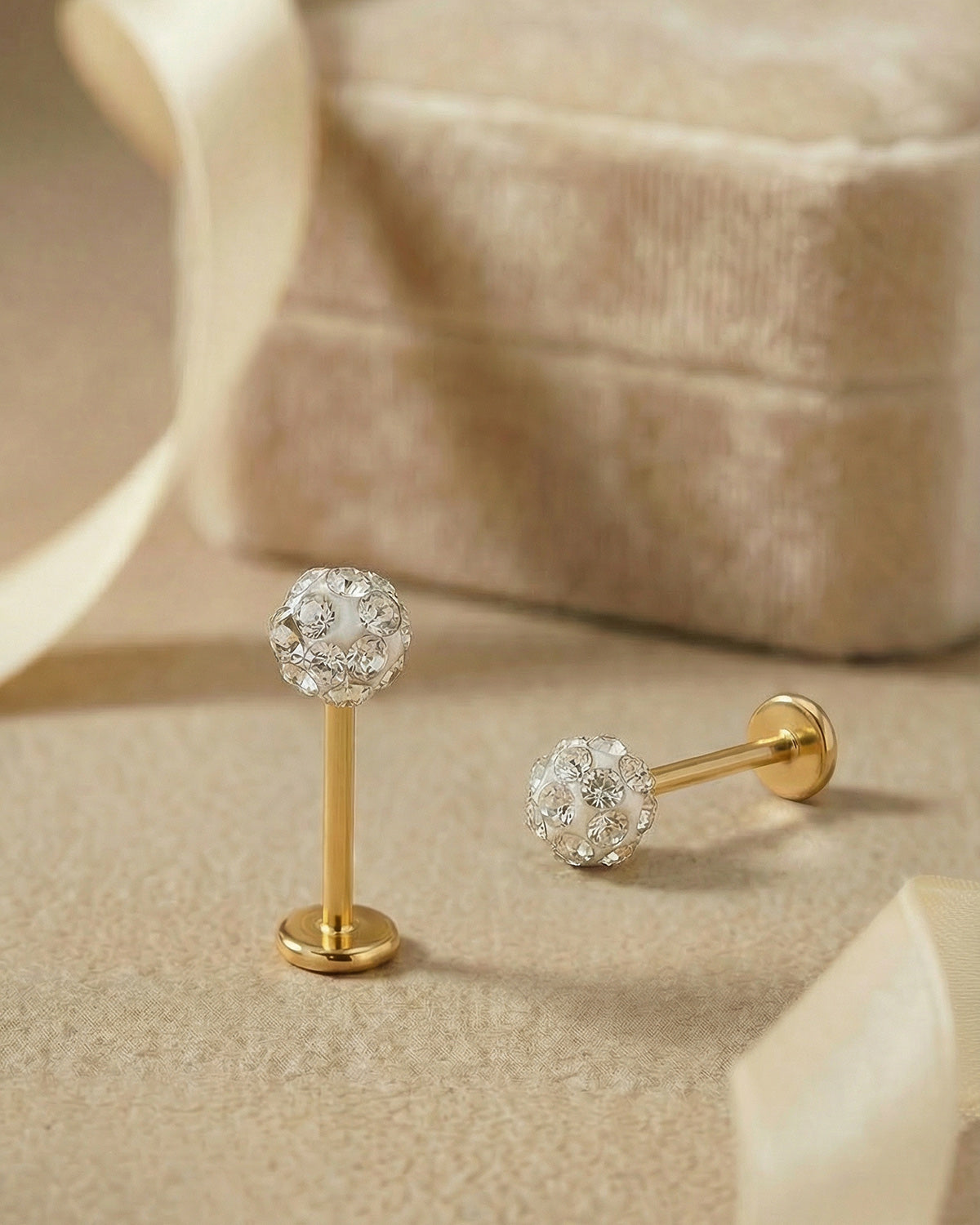 Minimalist tasarımlı altın renkli toplu cerrahi çelik piercing koleksiyonu.