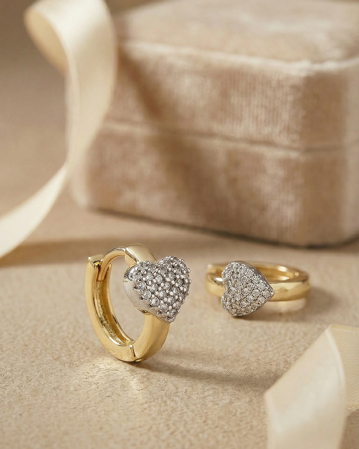 Çift renk tonlamalı romantik kalp tasarımlı piercing.
