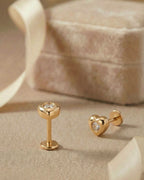 Modern çerçeve detaylı kalp figürlü altın renkli cerrahi çelik piercing.