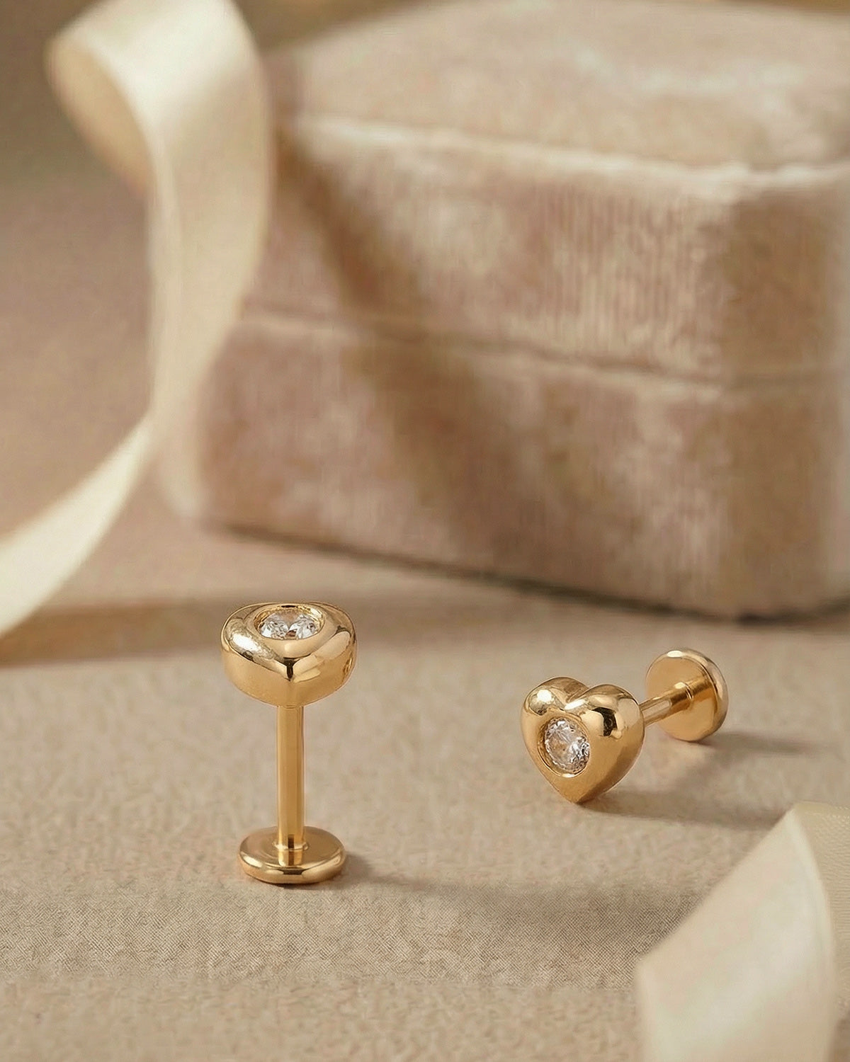 Modern çerçeve detaylı kalp figürlü altın renkli cerrahi çelik piercing.