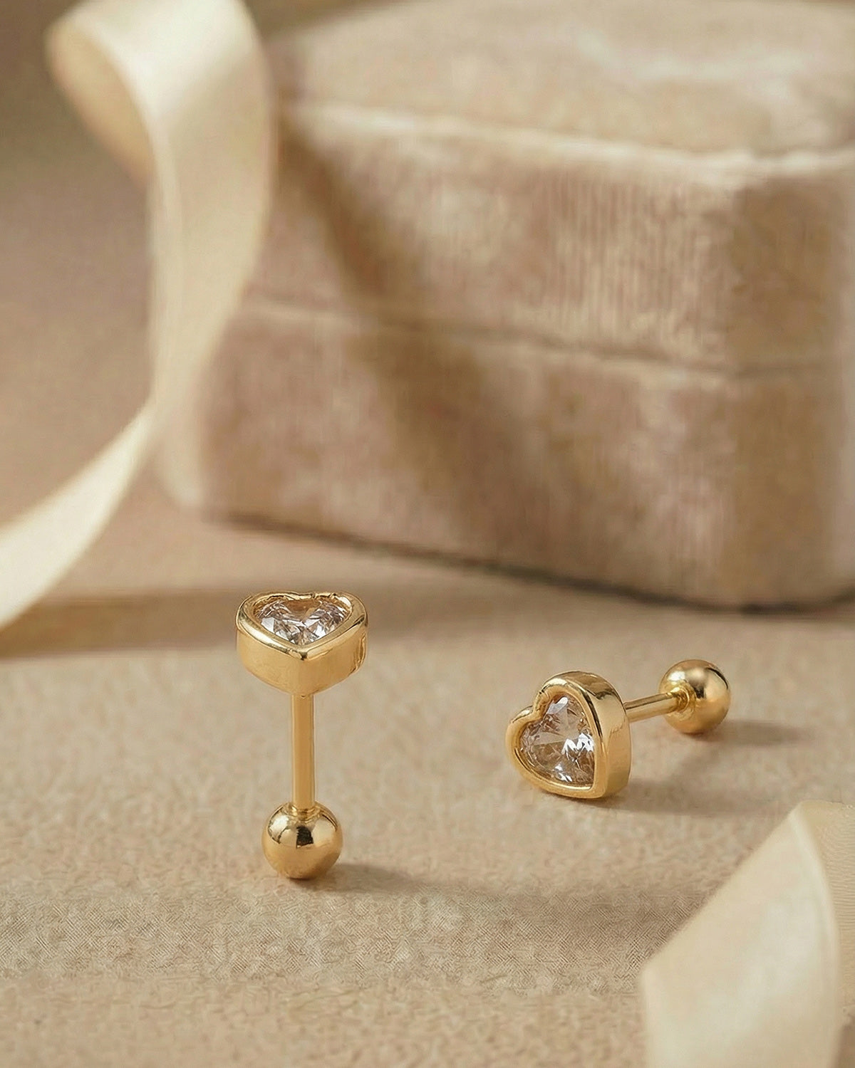 Çerçeve detaylı ışıltılı kalp altın renkli cerrahi çelik piercing koleksiyonu.