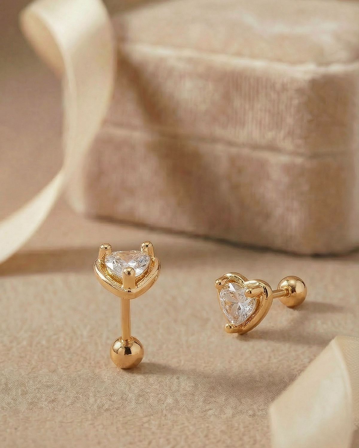 Günlük kullanıma uygun minimal kalp tasarımlı altın renkli cerrahi çelik piercing.