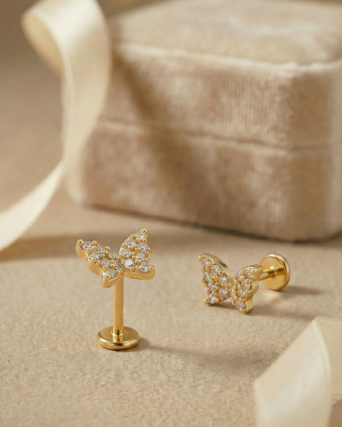 Işıltılı pave taş döşemeli kelebek altın renkli cerrahi çelik piercing.