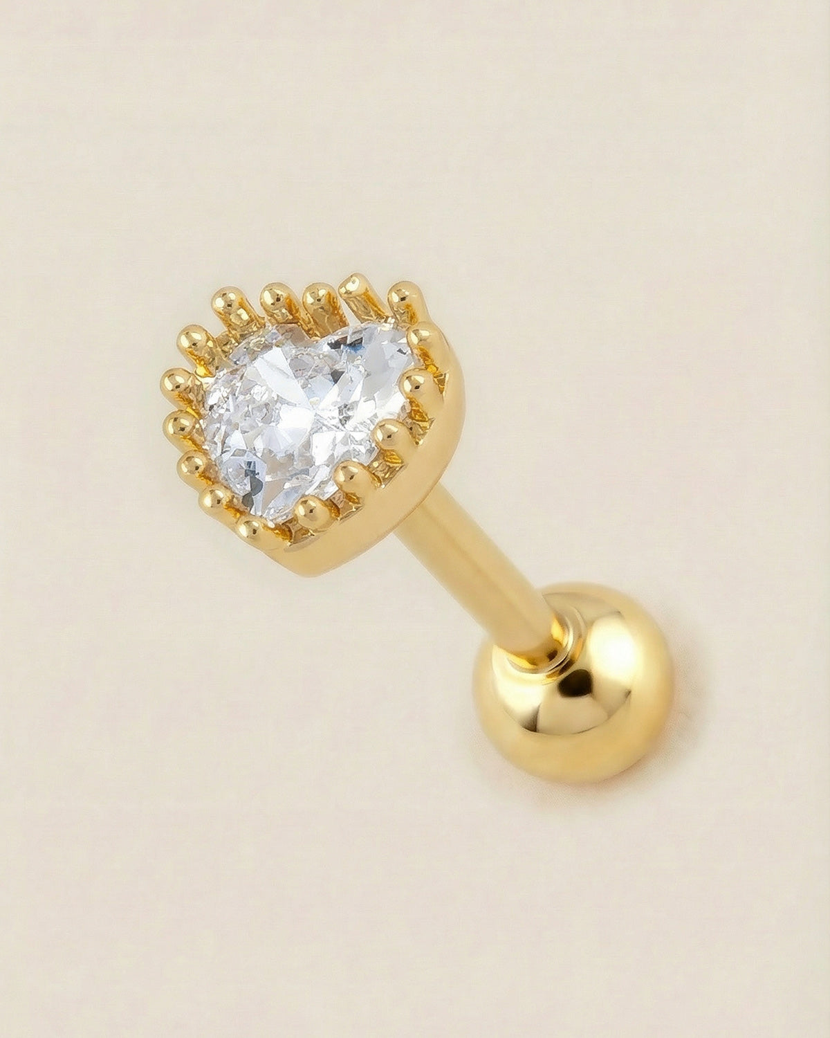Altın renkli 316L cerrahi çelik taç detaylı kalp tragus piercing tasarımı.