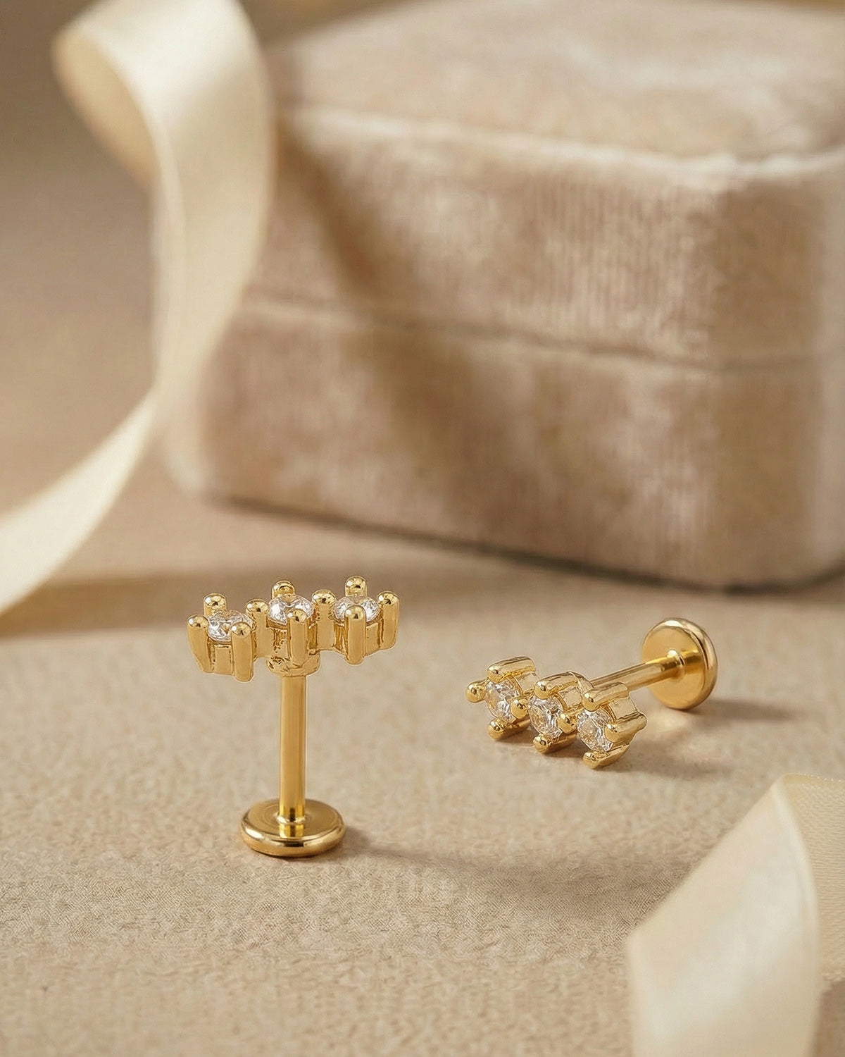 Minimalist tasarımlı üçlü sıra taşlı altın renkli cerrahi çelik piercing.