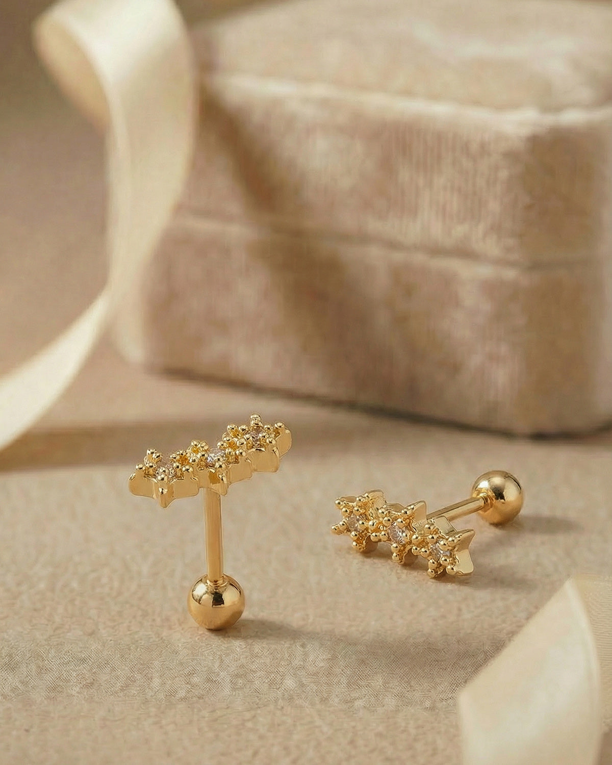 Gökyüzü temalı üçlü yıldız altın renkli cerrahi çelik piercing koleksiyonu.