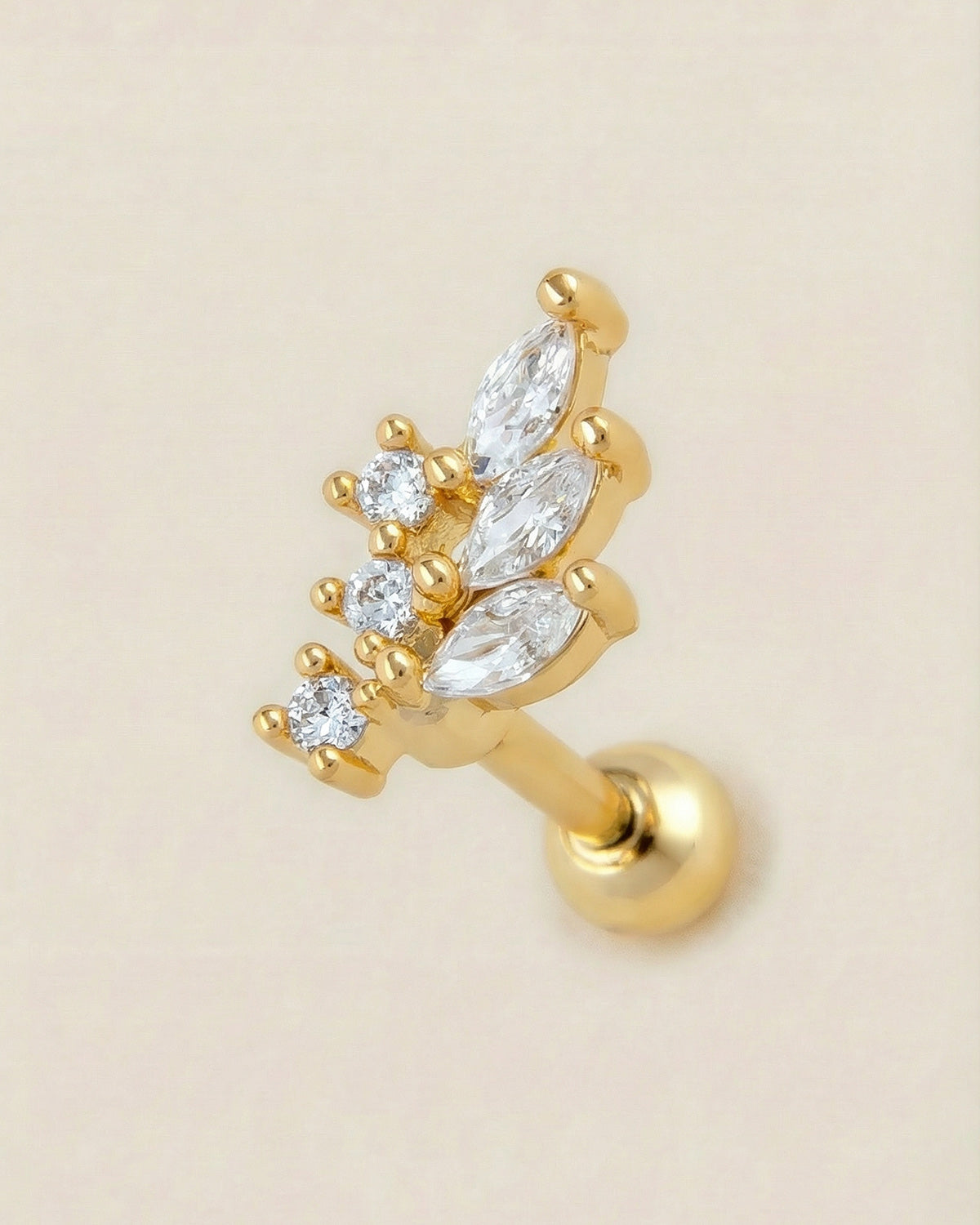 Altın renkli 316L cerrahi çelik yaprak formlu zirkon taşlı tragus piercing tasarımı.