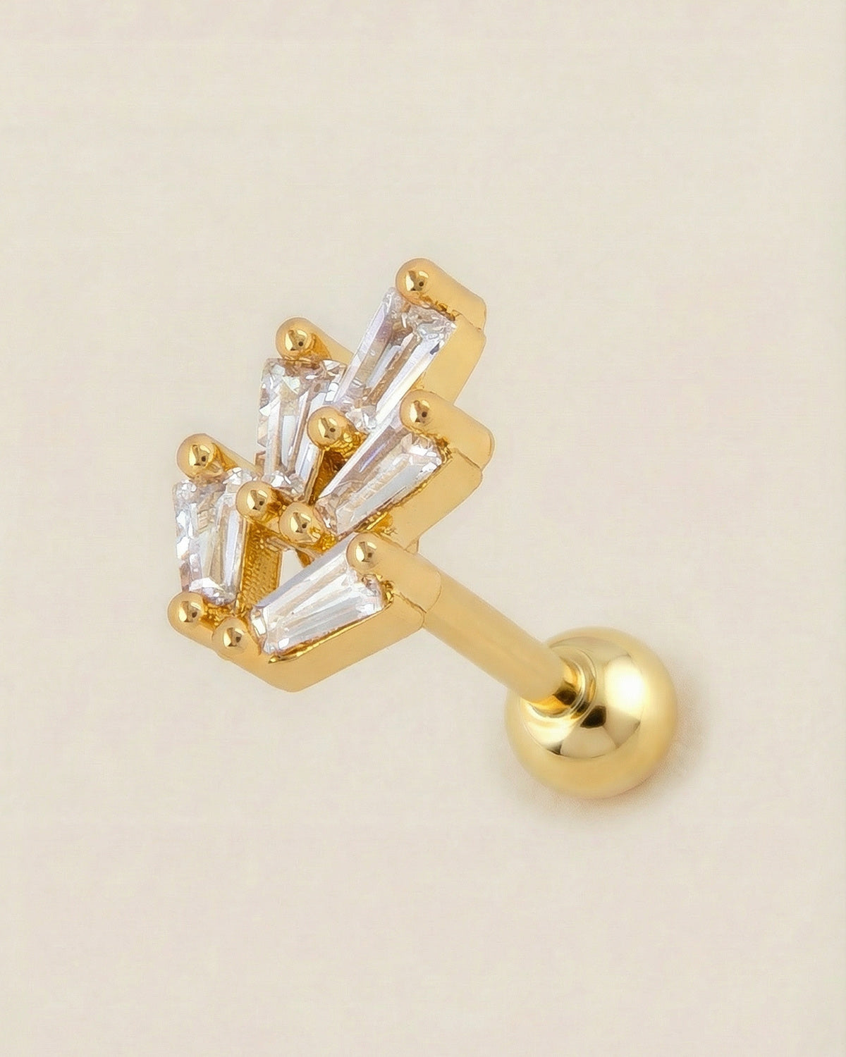 Altın renkli 316L cerrahi çelik yelpaze formlu zirkon taşlı tragus piercing tasarımı.