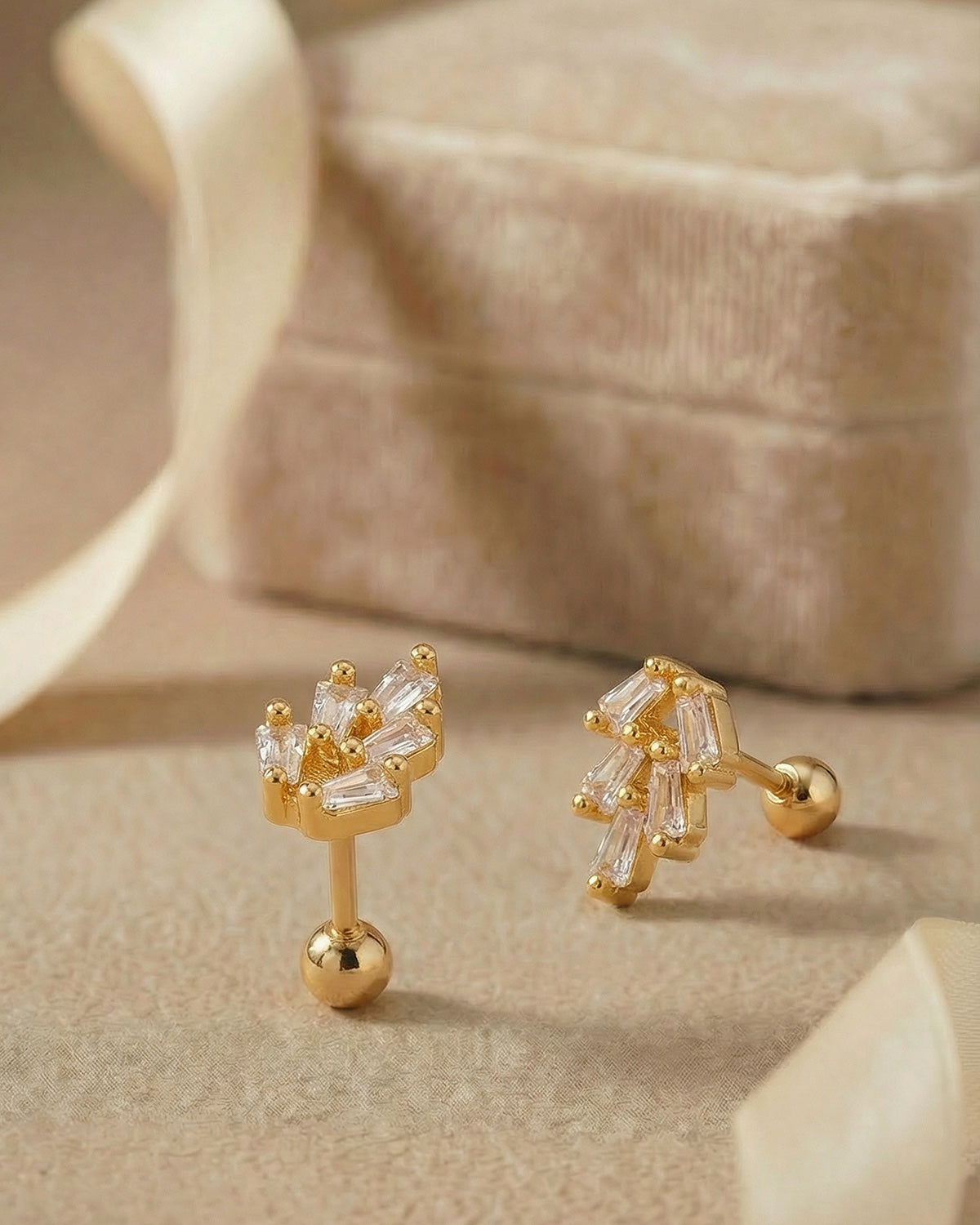 Modern zirkon taşlı yelpaze altın renkli cerrahi çelik piercing koleksiyonu.