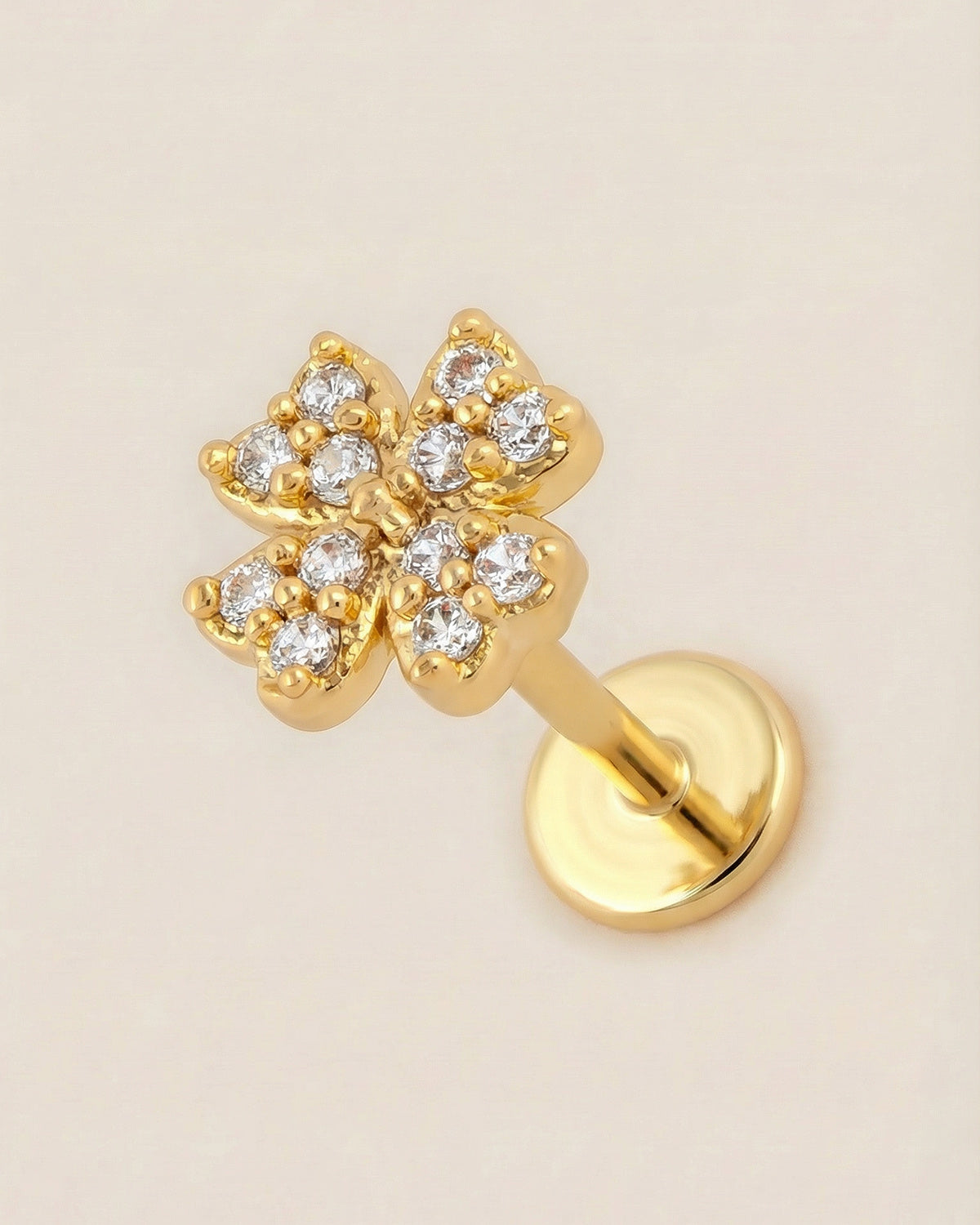 Altın renkli 316L cerrahi çelik zirkon taşlı dört yapraklı yonca flatback piercing.