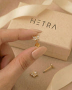 Zirkon taşlı kelebek altın renkli flatback piercing elde gerçek boyutu