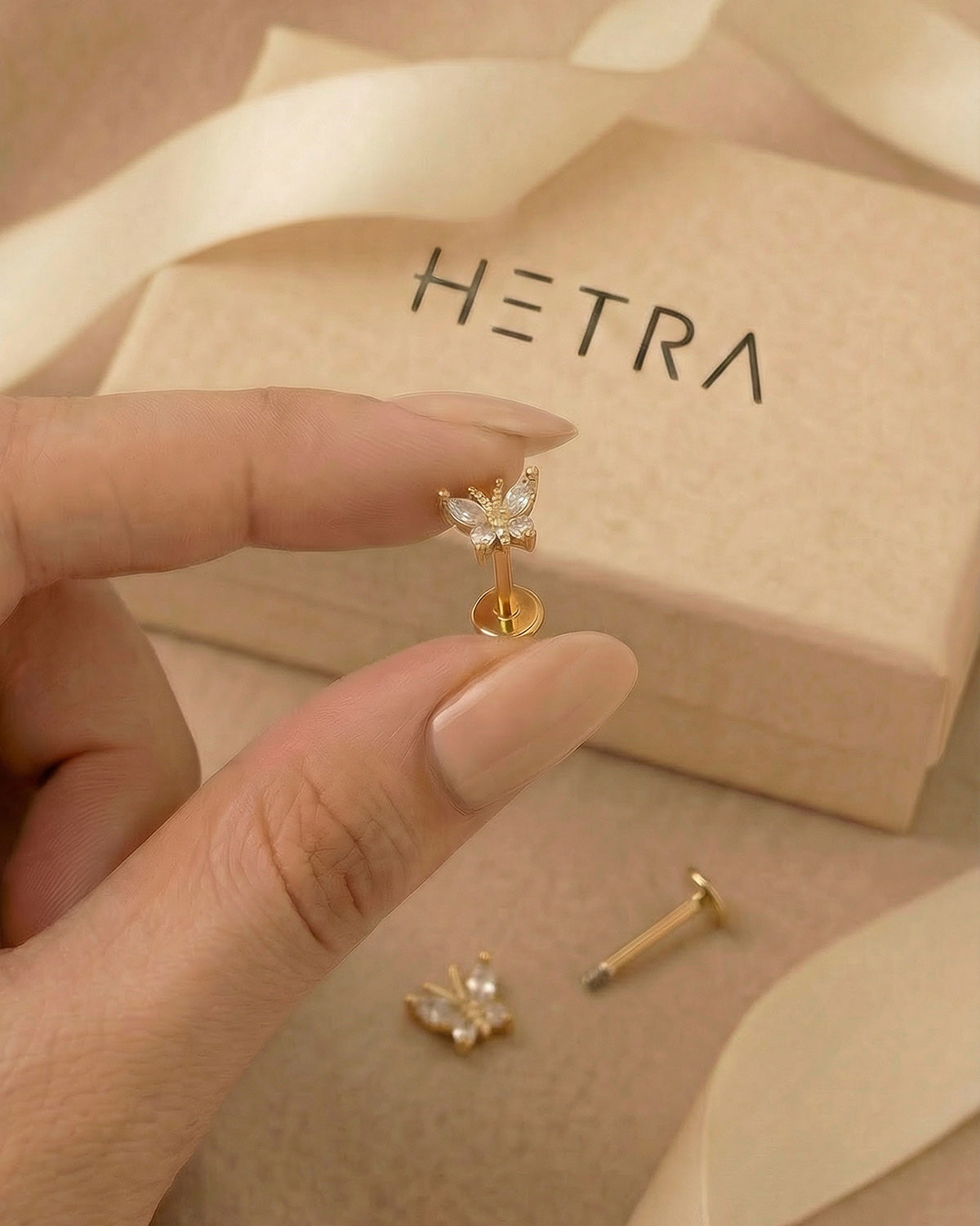 Zirkon taşlı kelebek altın renkli flatback piercing elde gerçek boyutu