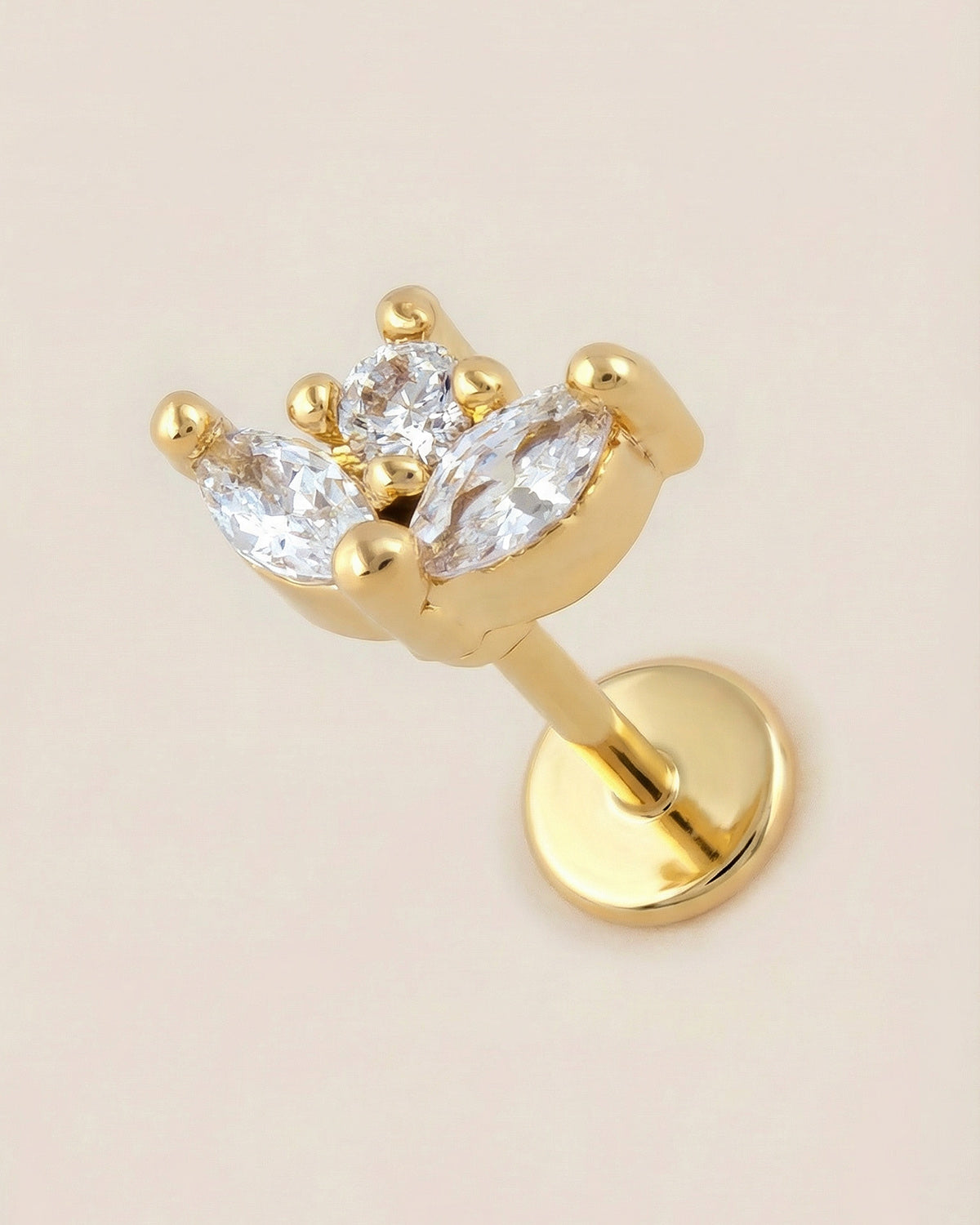 Altın renkli 316L cerrahi çelik zirkon taşlı taç formlu flatback piercing tasarımı.