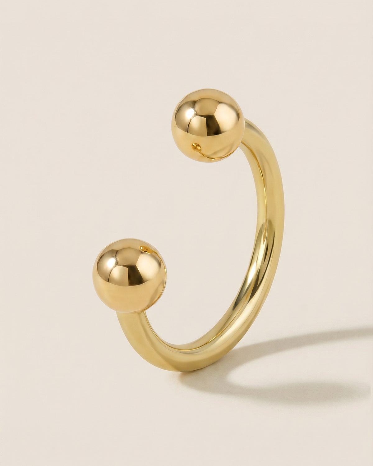 Altın renkli 316L cerrahi çelik 10 mm yarım halka piercing tasarımı.