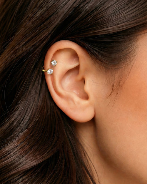 Altın renkli 6 mm çift tektaş yarım halka piercingin helix ve kıkırdakta duruşu.