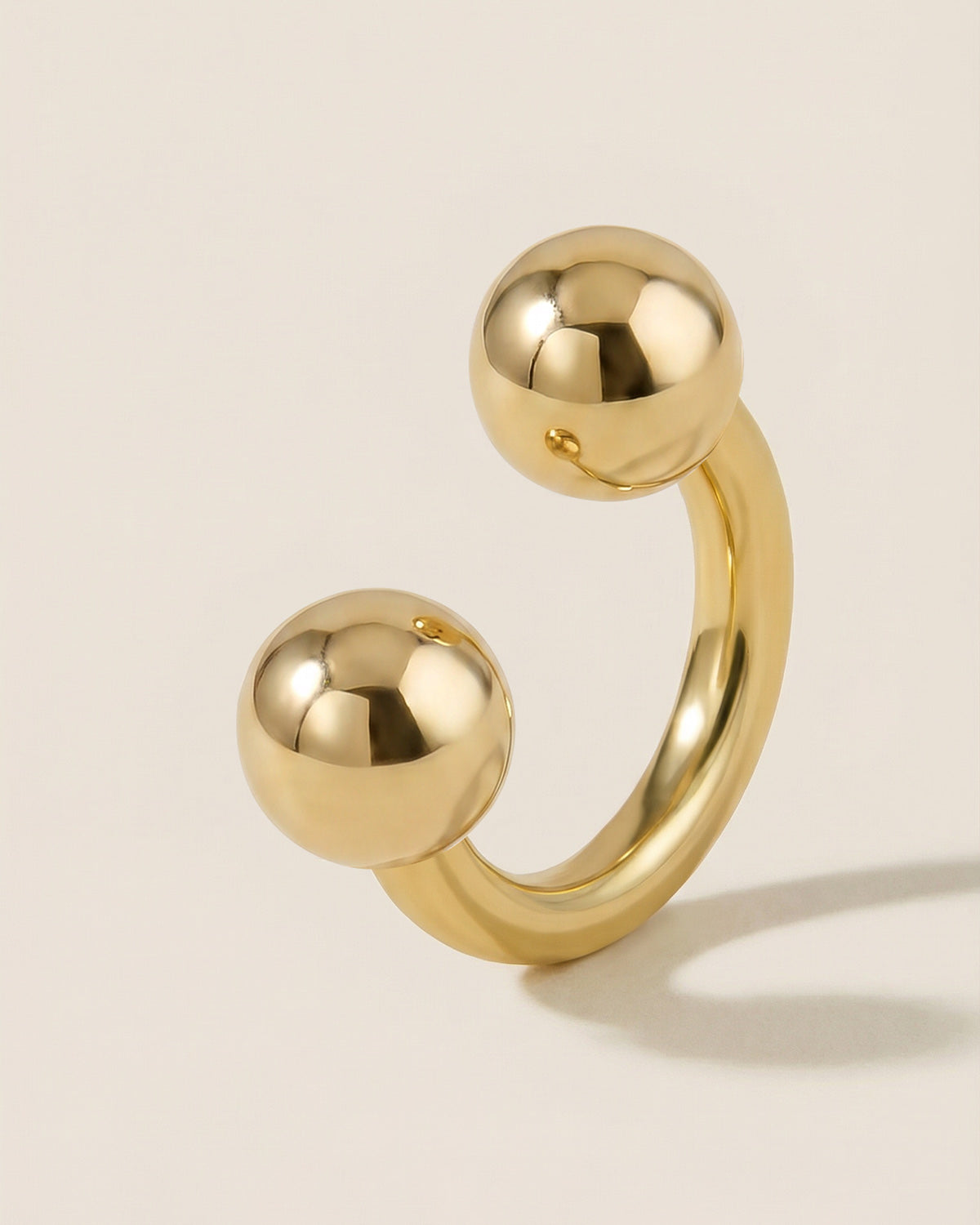 Altın renkli 316L cerrahi çelik 6 mm yarım halka piercing tasarımı.