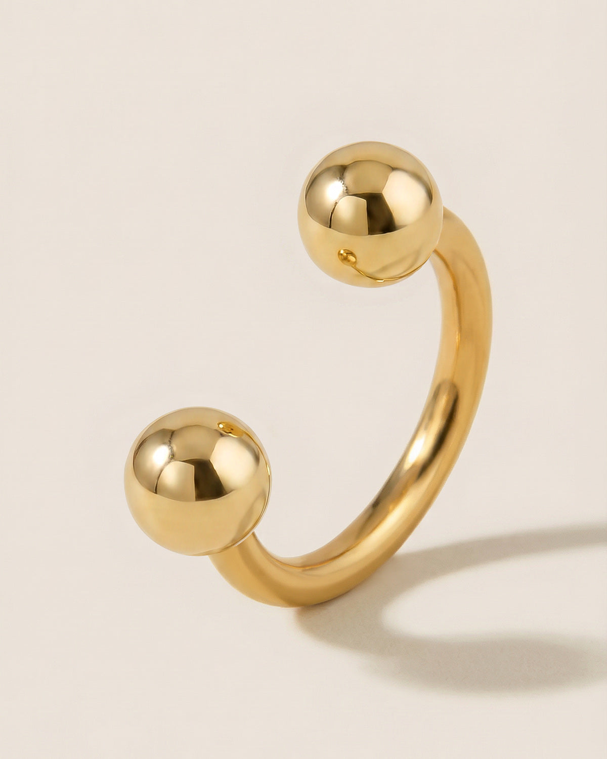Altın renkli 316L cerrahi çelik 8 mm yarım halka piercing tasarımı.