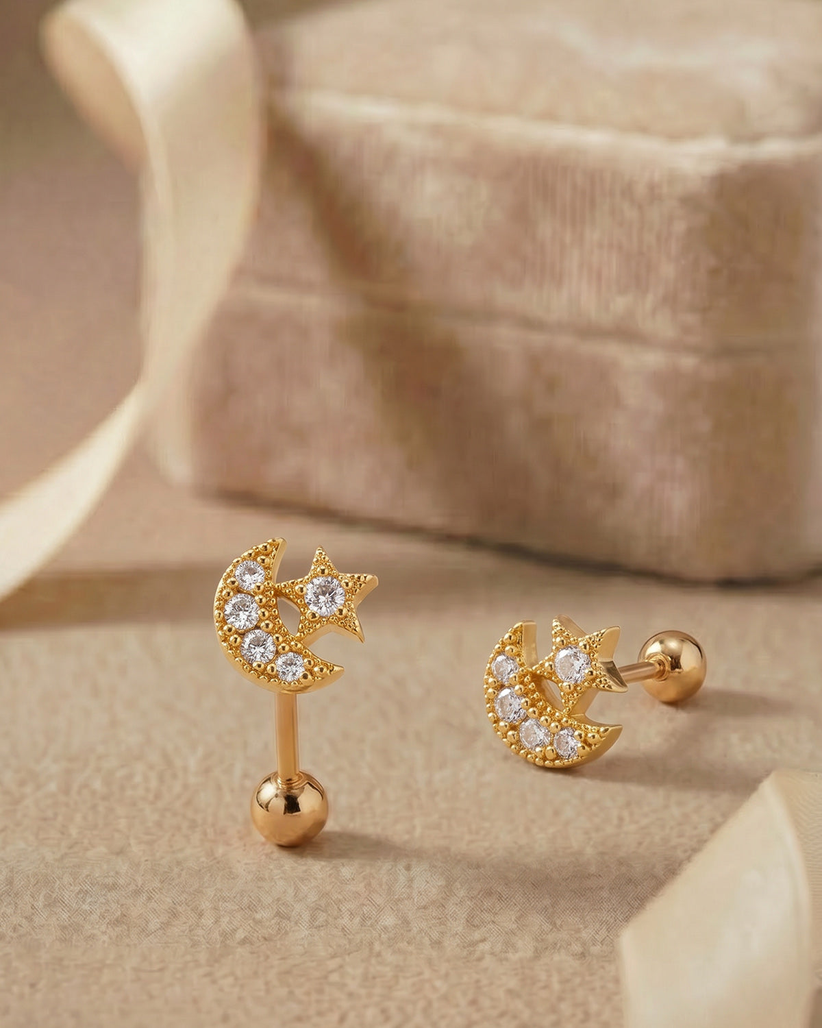 Altın renkli zirkon taşlı ay yıldız tragus piercingin koleksiyon görünümü.