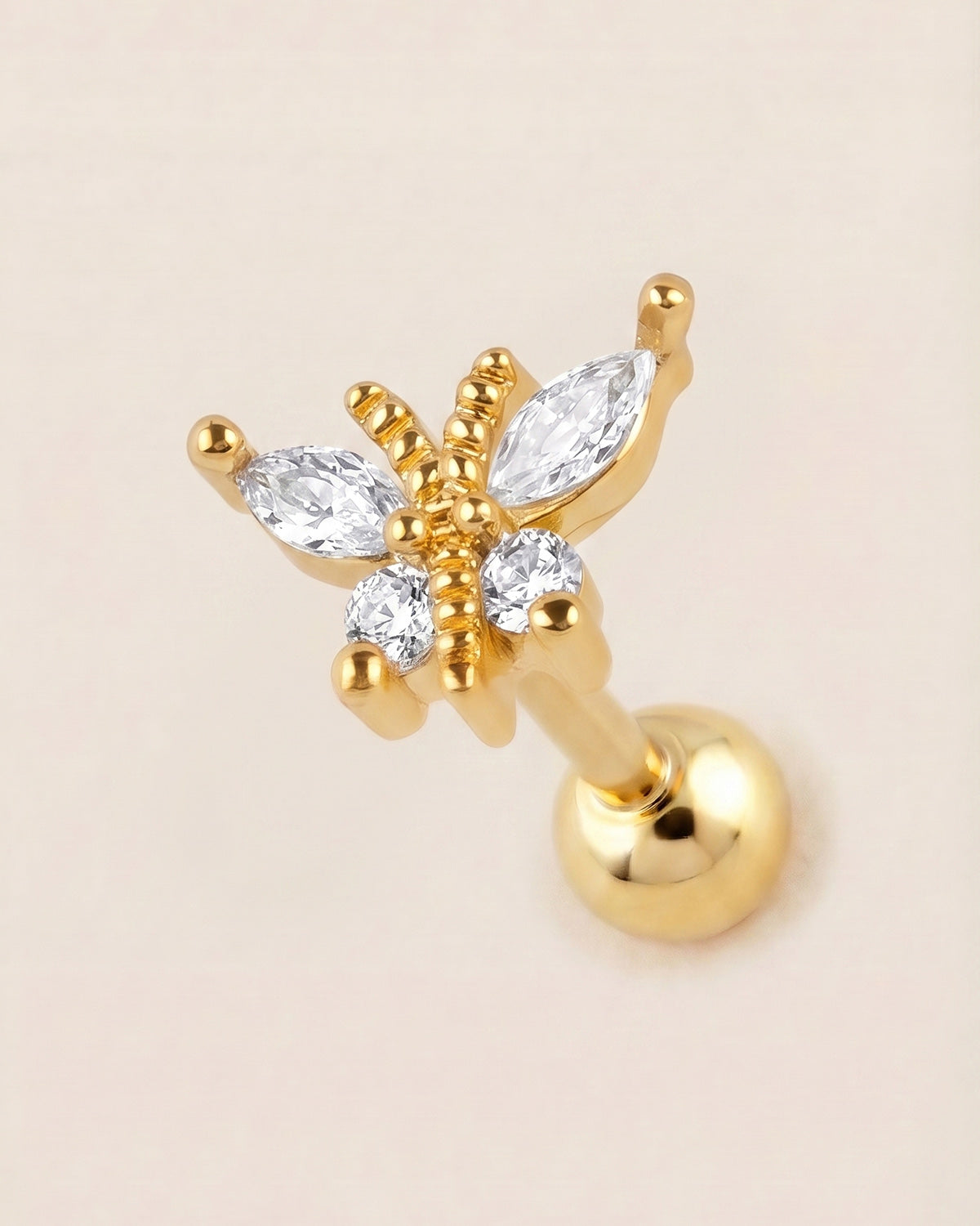 Altın renkli cerrahi çelik zirkon taşlı kelebek figürlü tragus piercing tasarımı.