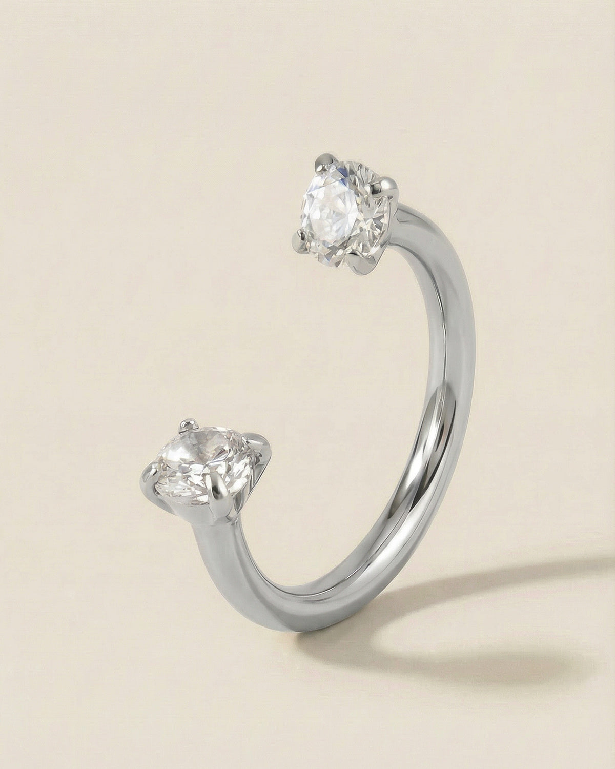 Gümüş renkli 316L cerrahi çelik 10 mm çift tektaş yarım halka piercing tasarımı.