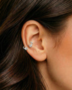 Gümüş renkli 10 mm çift tektaş yarım halka piercingin helix ve kıkırdakta duruşu.