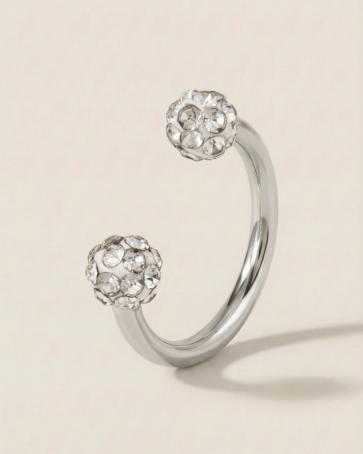 Gümüş renkli 316L cerrahi çelik 10 mm zirkon taşlı yarım halka piercing tasarımı.