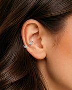 Gümüş renkli 10 mm zirkon taşlı yarım halka piercingin helix ve kıkırdakta duruşu.