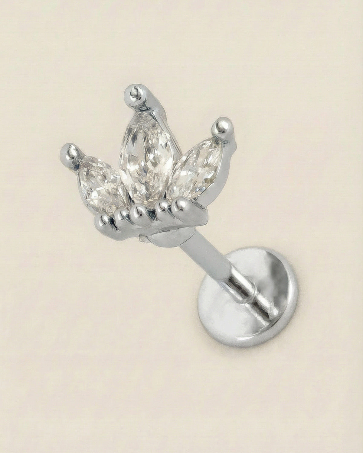 Gümüş renkli 316L cerrahi çelik 3 markiz taşlı taç flatback piercing tasarımı.