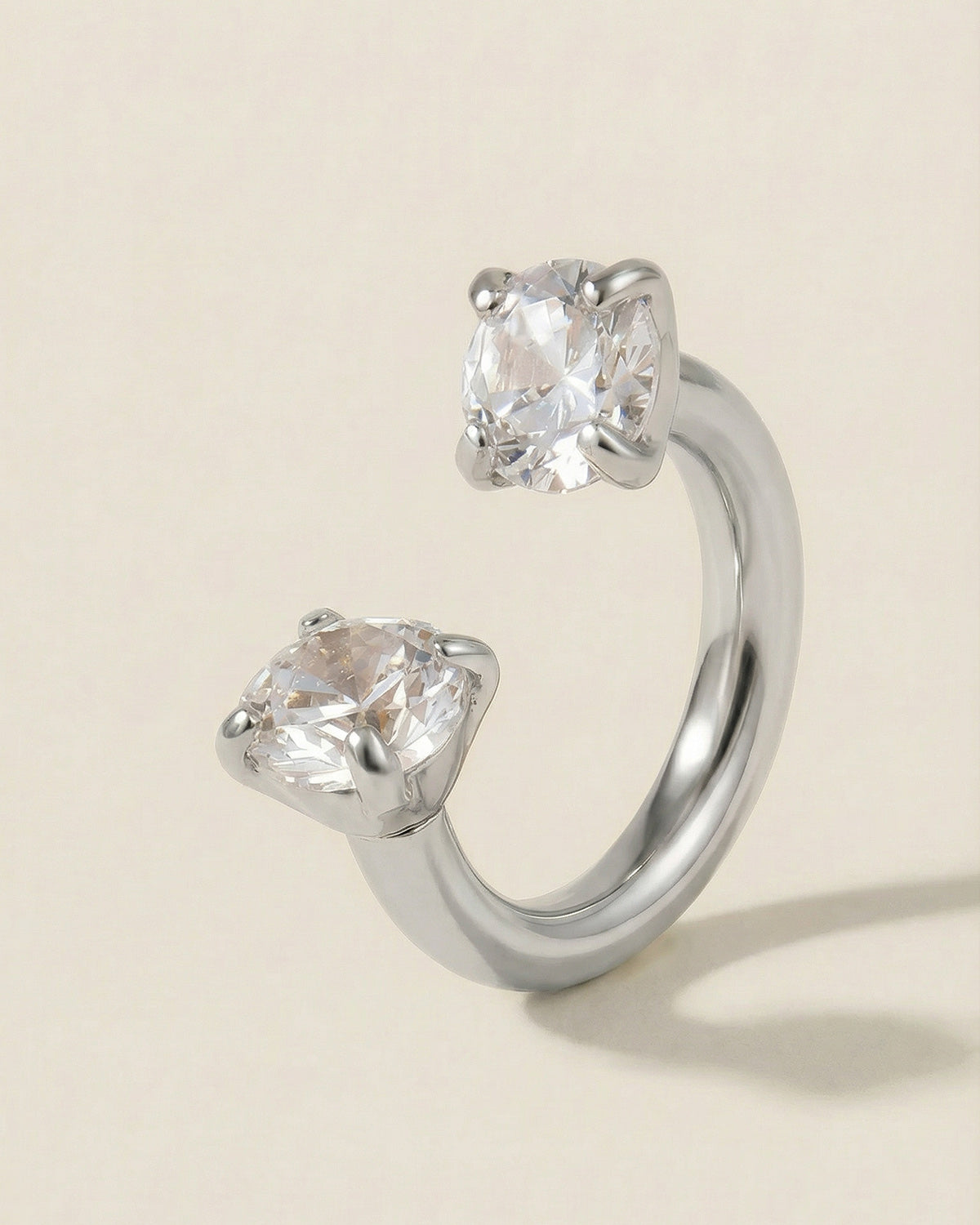 Gümüş renkli 316L cerrahi çelik 6 mm çift tektaş yarım halka piercing tasarımı.