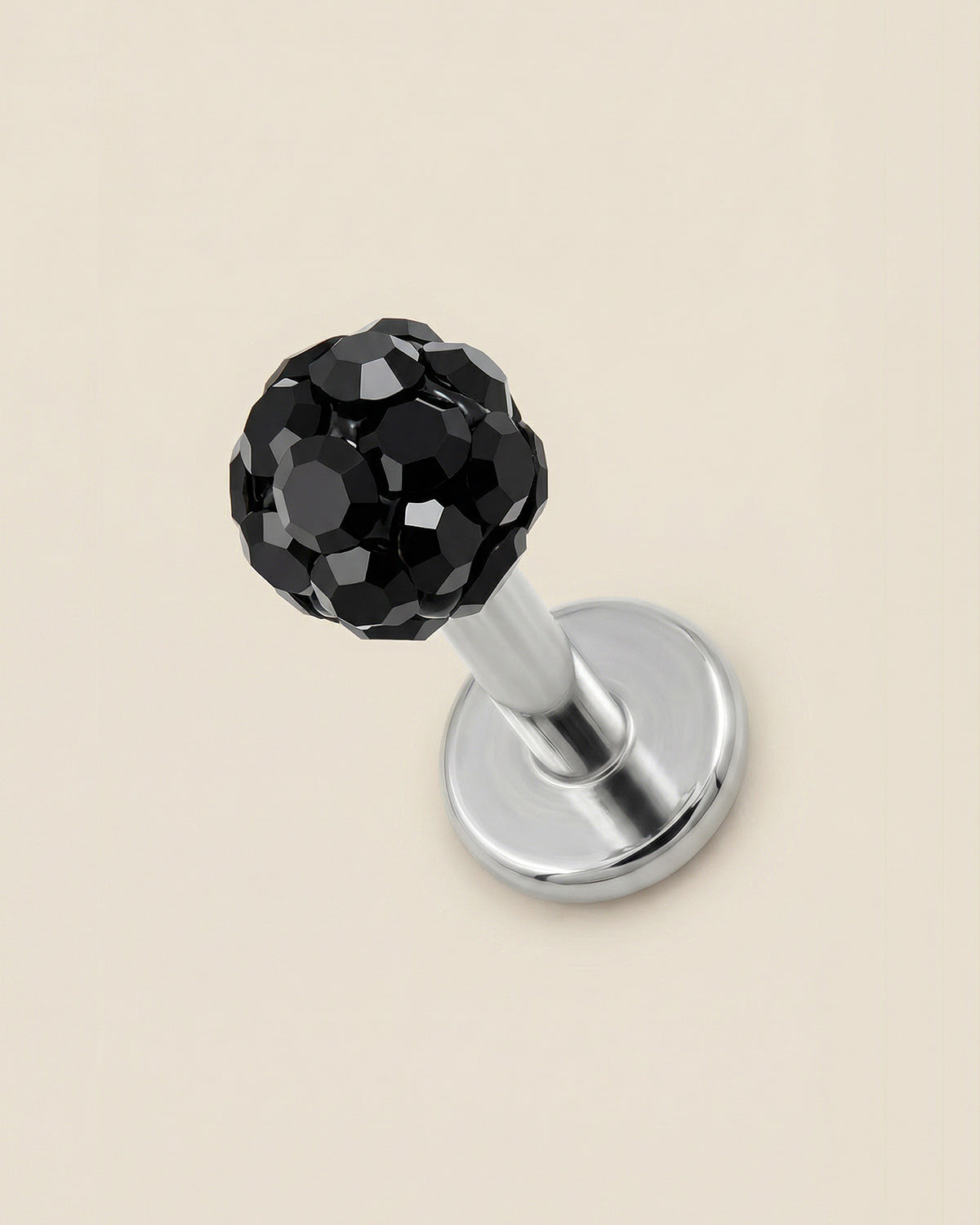 Gümüş renkli siyah taşlı 316L cerrahi çelik 6 mm toplu flatback tragus piercing tasarımı.