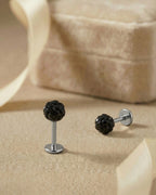 Minimalist tasarımlı gümüş renkli siyah toplu cerrahi çelik piercing koleksiyonu.