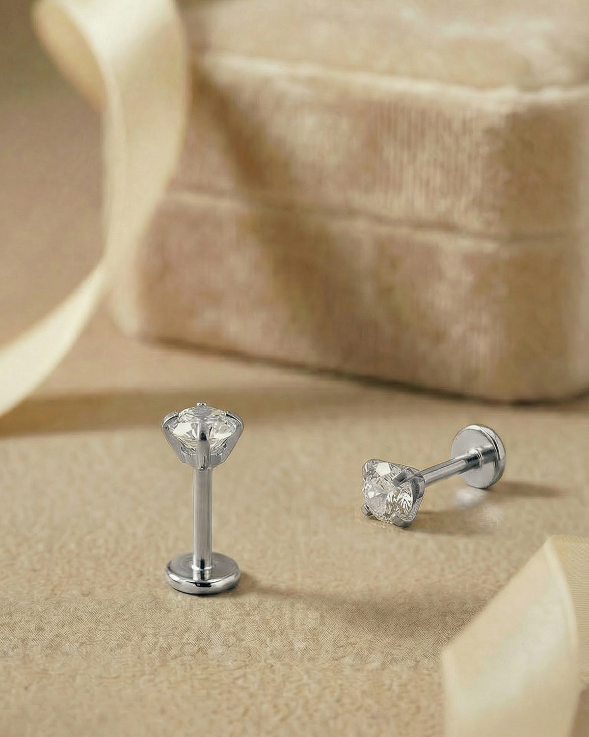 Işıltılı tektaş detaylı gümüş renkli cerrahi çelik piercing koleksiyonu.