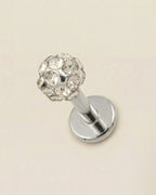 Gümüş renkli 316L cerrahi çelik 6 mm toplu flatback tragus piercing tasarımı.