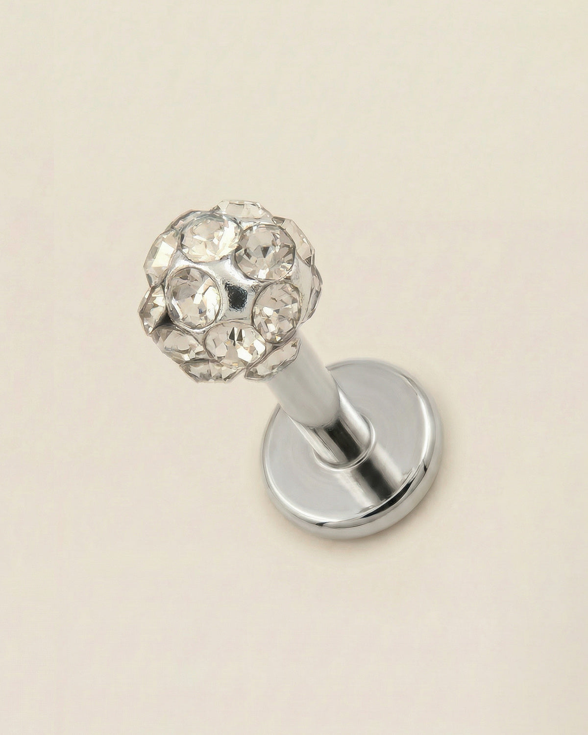 Gümüş renkli 316L cerrahi çelik 6 mm toplu flatback tragus piercing tasarımı.