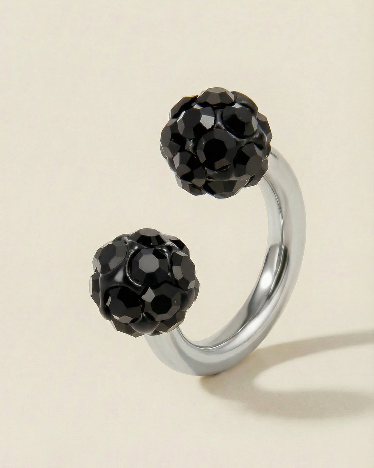Gümüş renkli siyah toplu 316L cerrahi çelik 6 mm zirkon taşlı yarım halka piercing tasarımı.