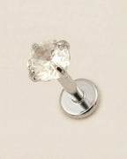 Gümüş renkli 316L cerrahi çelik 6 mm zirkon taşlı flatback tragus piercing tasarımı.
