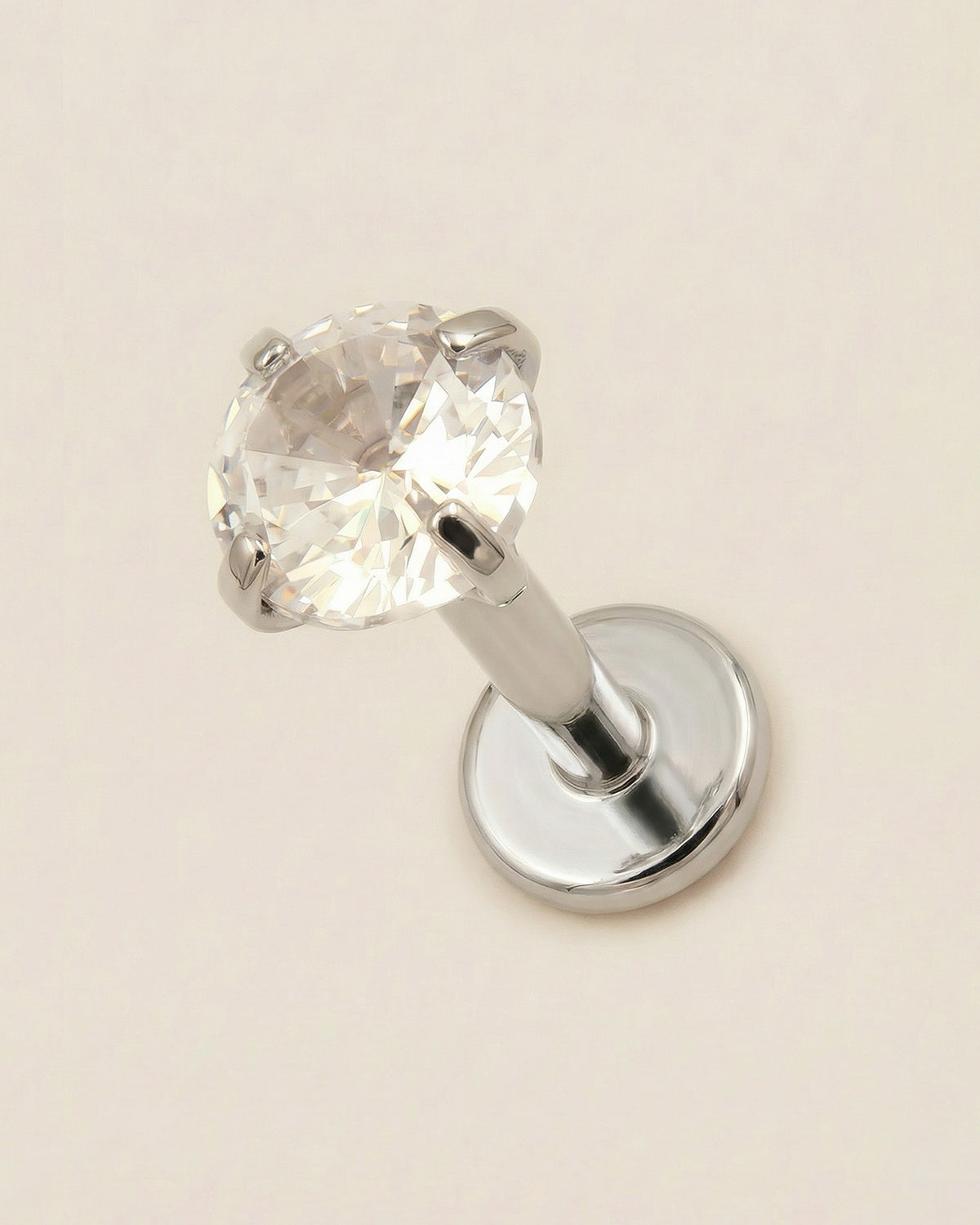 Gümüş renkli 316L cerrahi çelik 6 mm zirkon taşlı flatback tragus piercing tasarımı.