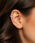 Gümüş renkli 6 mm zirkon taşlı yarım halka piercingin helix ve kıkırdakta duruşu.