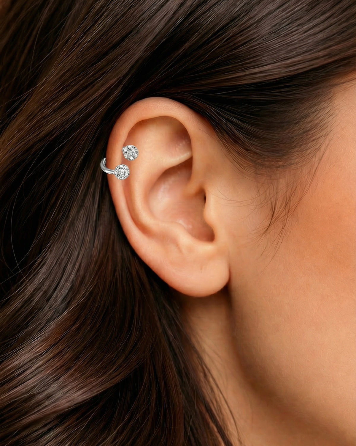 Gümüş renkli 6 mm zirkon taşlı yarım halka piercingin helix ve kıkırdakta duruşu.