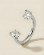 Gümüş renkli 316L cerrahi çelik 8 mm çift tektaş yarım halka piercing tasarımı.
