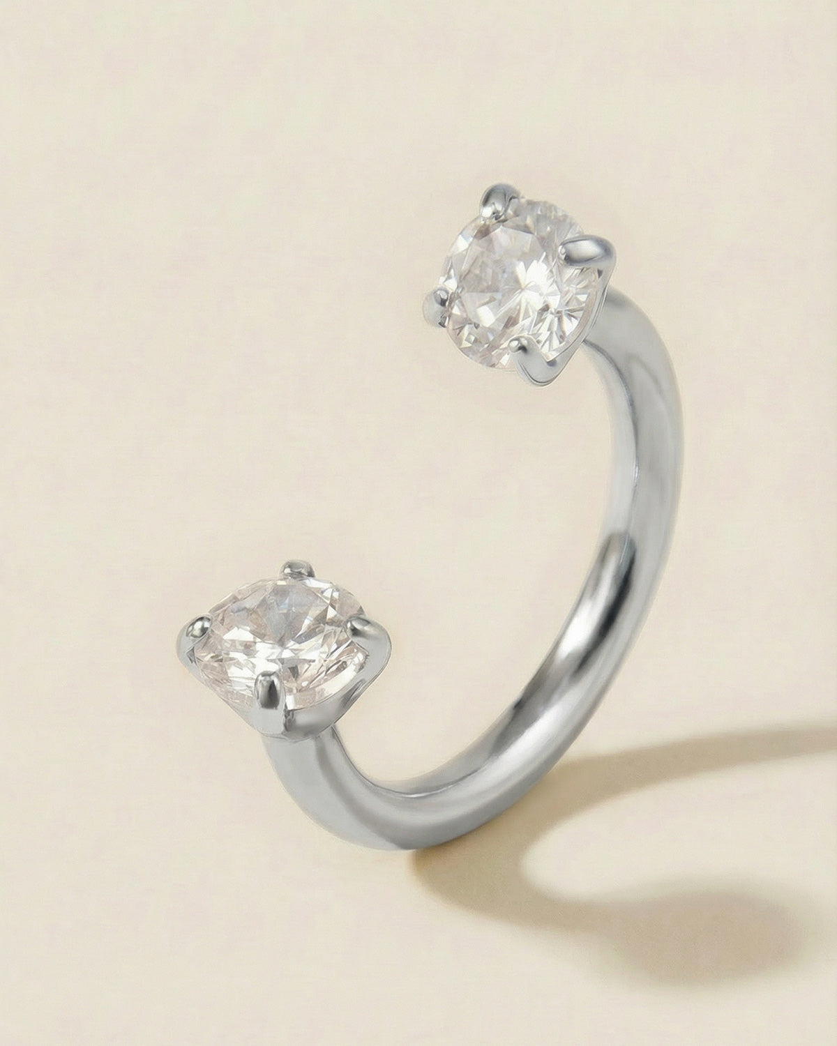 Gümüş renkli 316L cerrahi çelik 8 mm çift tektaş yarım halka piercing tasarımı.